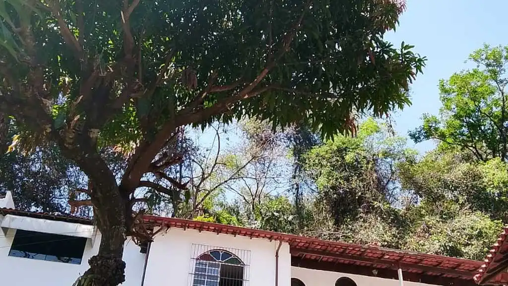 Área externa do Recanto Sereno em Nova Lima com varanda coberta e pátio