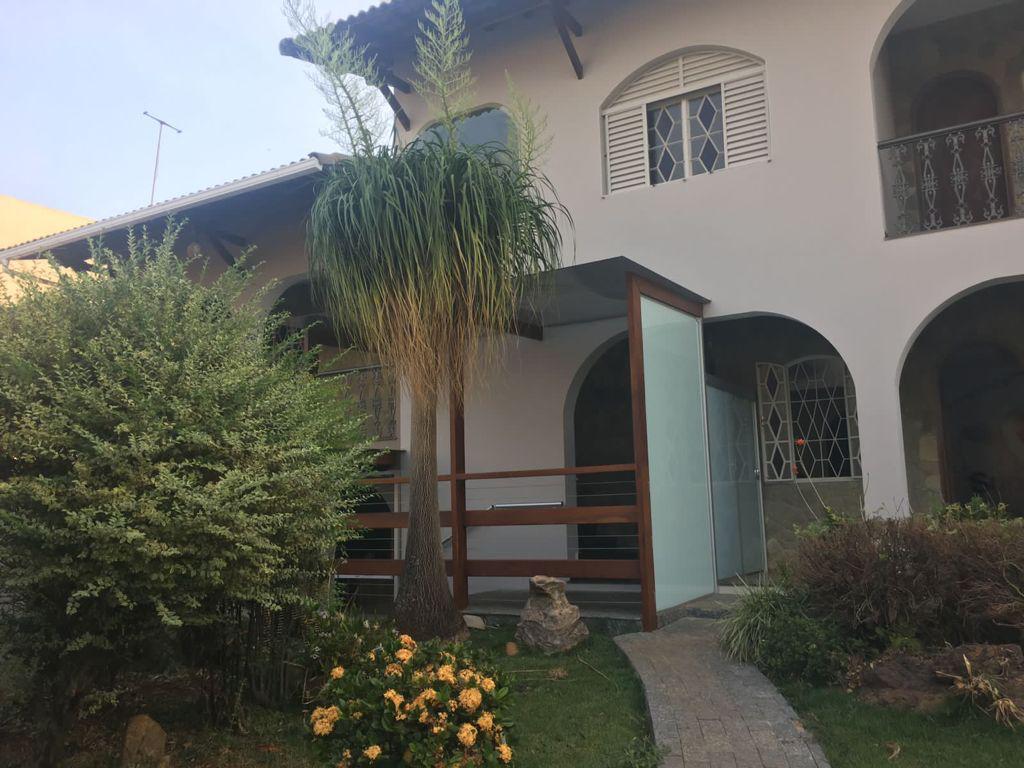 Fachada da clínica Recanto Sereno em Nova Lima — arcos brancos, entrada com vidro e jardim