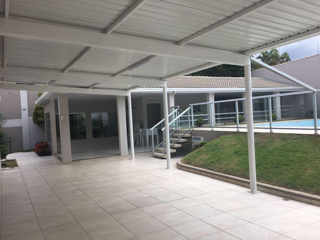 Pátio coberto com vista para a piscina
