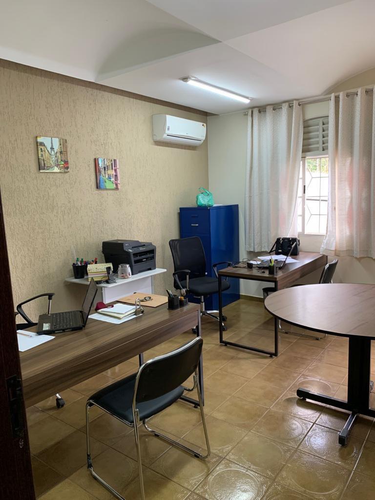 Sala de atendimento individual com mesa e cadeiras