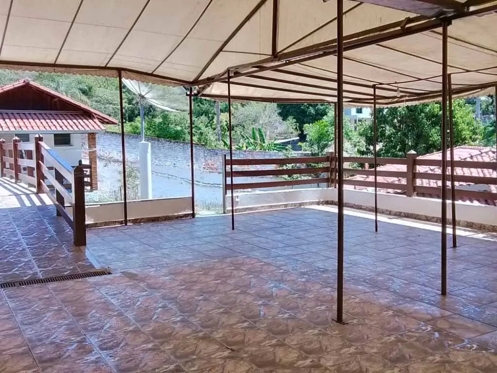 Salão de convivência com grandes janelas voltadas para o jardim